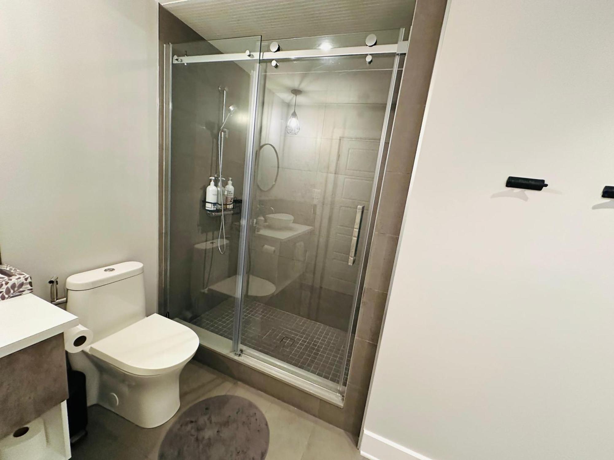 Urban Retreat - 2 Bedroom, 3 Beds, 6 Guests, Free Parking ลองกัยล์ ภายนอก รูปภาพ